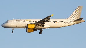 Photo of EC-FCB - Airbus A320-211 operated by Vueling