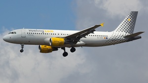 Photo of EC-KHN - Airbus A320-216 operated by Vueling