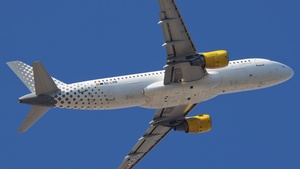 Photo of EC-LAB - Airbus A320-214 operated by Vueling