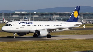 Photo of D-AIZG - Airbus A320-214 operated by Lufthansa