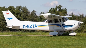 Photo of D-EZTA - Cessna 172S Skyhawk SP operated by Air Munich Aviation - Flugschule Jesenwang