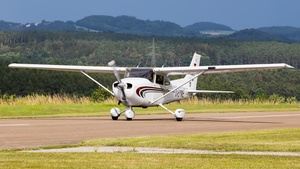 Photo of D-EYME - Cessna 172S Skyhawk SP operated by Motorfluggruppe Regensburg