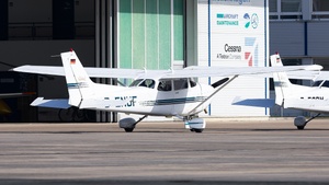 Photo of D-ENUF - Cessna 172R Skyhawk operated by Flugschule NUF Neubrandenburg