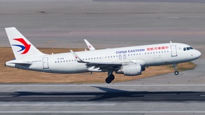 Photo of B-1018 - Airbus A320-214 operated by China Eastern Airlines