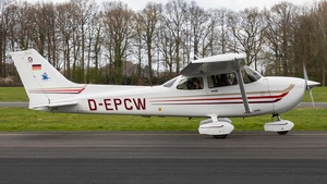 Photo of D-EPCW - Cessna 172S Skyhawk SP operated by Motorflug Münster