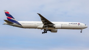 Photo of PT-MUD - Boeing 777-32W(ER) operated by LATAM Airlines Brasil