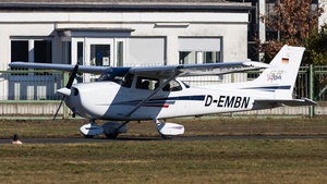 Photo of D-EMBN - Cessna 172S Skyhawk SP operated by DFS Fliegerclub