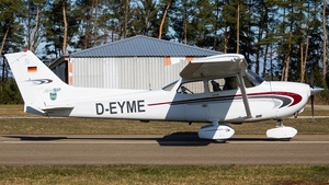 Photo of D-EYME - Cessna 172S Skyhawk SP operated by Motorfluggruppe Regensburg