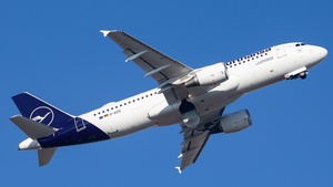 Photo of D-AIZO - Airbus A320-214 operated by Lufthansa
