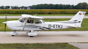 Photo of D-ETKJ - Cessna 172S Skyhawk SP operated by Fliegerverein München