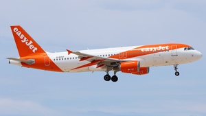 Photo of G-EZUT - Airbus A320-214 operated by easyJet