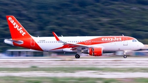Photo of G-EZOF - Airbus A320-214 operated by easyJet