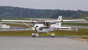Photo of D-ENAS - Cessna 172S Skyhawk SP operated by Private