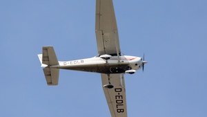Photo of D-EDLB - Cessna 172S Skyhawk SP operated by Canair