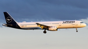 Photo of D-AIDW - Airbus A321-231 operated by Lufthansa