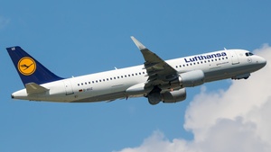 Photo of D-AIUZ - Airbus A320-214 operated by Lufthansa