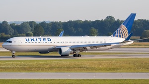 Photo of N676UA - Boeing 767-322(ER) operated by United Airlines