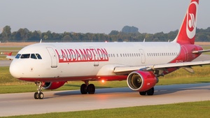 Photo of OE-LCG - Airbus A321-211 operated by Laudamotion