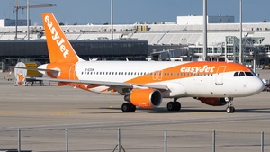 Photo of G-EZUR - Airbus A320-214 operated by easyJet
