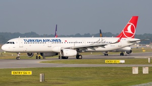 Photo of TC-JST - Airbus A321-231 operated by Turkish Airlines