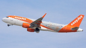 Photo of G-EZOX - Airbus A320-214 operated by easyJet