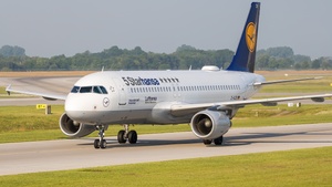 Photo of D-AIZB - Airbus A320-214 operated by Lufthansa