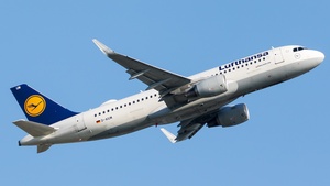 Photo of D-AIUM - Airbus A320-214 operated by Lufthansa