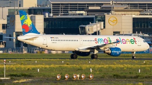 Photo of D-ASPC - Airbus A321-211 operated by Small Planet Airlines Germany