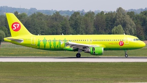 Photo of VQ-BOA - Airbus A320-214 operated by S7 Airlines
