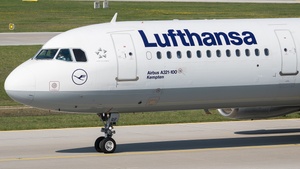 Photo of D-AIRF - Airbus A321-131 operated by Lufthansa
