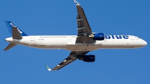 Photo of AP-BMM - Airbus A321-211 operated by Airblue