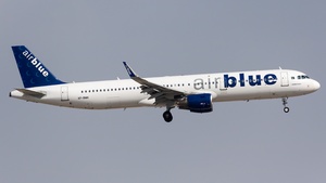 Photo of AP-BMN - Airbus A321-211 operated by Airblue