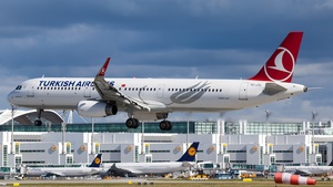 Photo of TC-JTL - Airbus A321-231 operated by Turkish Airlines