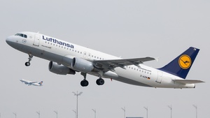 Photo of D-AIZM - Airbus A320-214 operated by Lufthansa