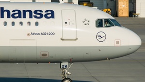 Photo of D-AIDW - Airbus A321-231 operated by Lufthansa