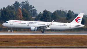 Photo of B-8652 - Airbus A321-211 operated by China Eastern Airlines