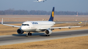 Photo of D-AIUW - Airbus A320-214 operated by Lufthansa