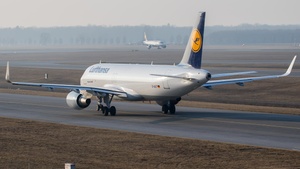 Photo of D-AIUT - Airbus A320-214 operated by Lufthansa