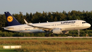 Photo of D-AIUK - Airbus A320-214 operated by Lufthansa