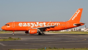 Photo of G-EZUI - Airbus A320-214 operated by easyJet
