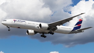 Photo of PT-MUE - Boeing 777-32W(ER) operated by LATAM Airlines Brasil