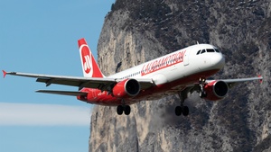 Photo of OE-LOD - Airbus A320-214 operated by Laudamotion