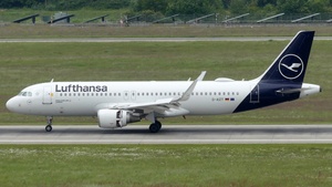 Photo of D-AIZT - Airbus A320-214 operated by Lufthansa