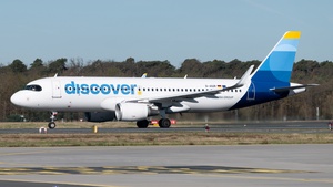 Photo of D-AIUR - Airbus A320-214 operated by Discover Airlines