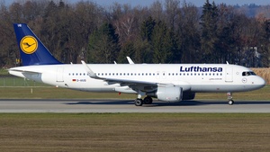 Photo of D-AIUQ - Airbus A320-214 operated by Lufthansa