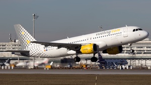 Photo of EC-KLT - Airbus A320-216 operated by Vueling