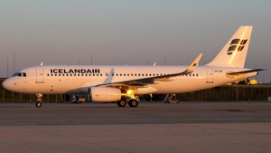 Photo of TF-IAT - Airbus A320-232 operated by Icelandair