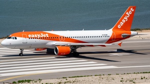 Photo of G-EZUW - Airbus A320-214 operated by easyJet