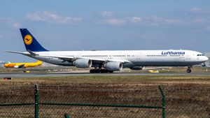 Photo of D-AIHY - Airbus A340-642 operated by Lufthansa