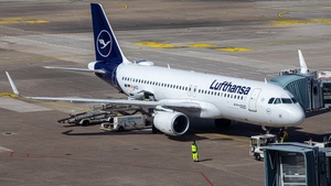Photo of D-AIZZ - Airbus A320-214 operated by Lufthansa